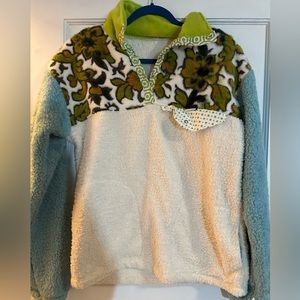 Fuzzy cozy fleece pullover Patagonia made from reclaimed fleece fabric size med